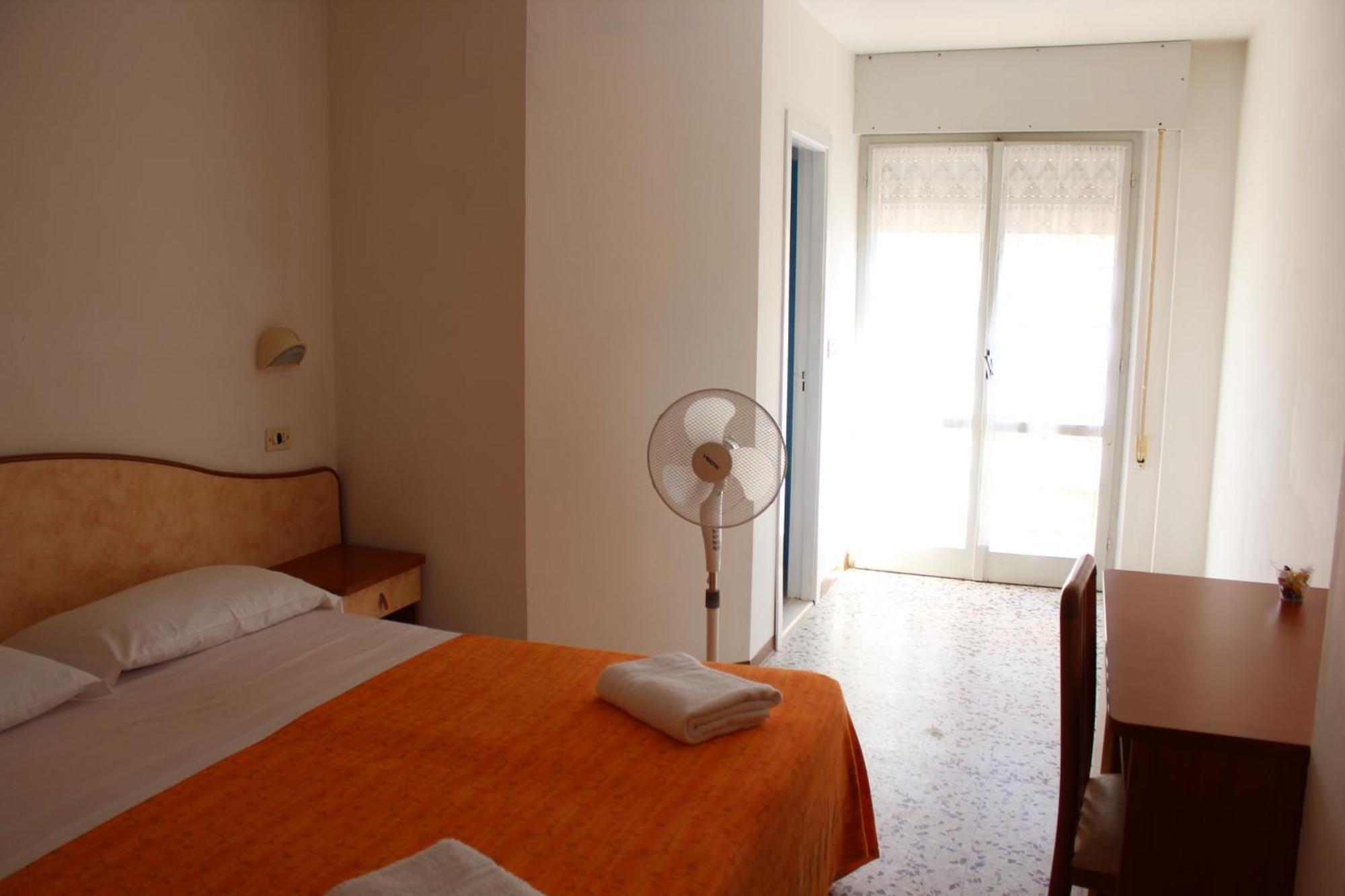 Hotel Holiday Sunshine Summer มิซาโน อาดรีอาติโก ห้อง รูปภาพ