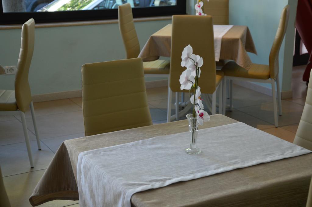 Hotel Holiday Sunshine Summer มิซาโน อาดรีอาติโก ภายนอก รูปภาพ